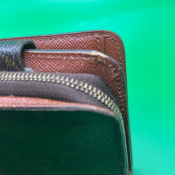 Louis Vuitton Embossed Mens Wallett - Picture 11 of 12